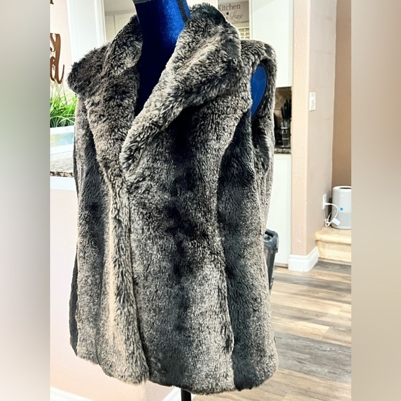 Kristen Blake faux fur plush vest brown gray Size Medium! Beautiful mix of color - Picture 2 of 12